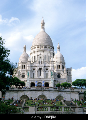 Foule de touristes les motifs de la Cathédrale du Sacré Cœur de Montmartre - Paris au printemps. Banque D'Images