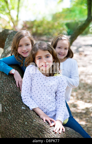 Sœur d'amis filles reposant sur tronc d'arbre nature plein air Banque D'Images