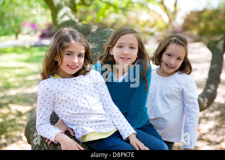 Sœur d'amis filles reposant sur tronc d'arbre nature plein air Banque D'Images