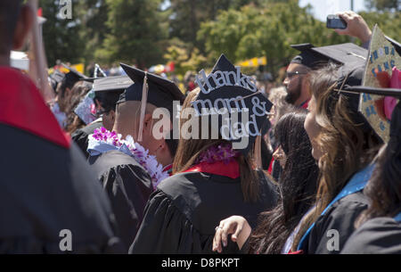 31 mai 2013 - Turlock, CA, USA - diplômés avaient leur chapeau décoré jusqu'au cours de la CSU Stanislaus L'obtention du diplôme. California State University Stanislaus à Turlock CA tenu leurs cérémonies ouverture vendredi 31 mai 2013 sur le campus. (Crédit Image : © Marty Bicek/ZUMAPRESS.com) Banque D'Images