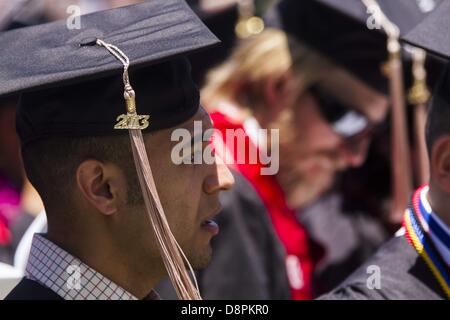 31 mai 2013 - Turlock, CA, USA - diplômés écouter avec leurs 2013 tassel pendaison avec fierté de leur casquette. California State University Stanislaus à Turlock CA tenu leurs cérémonies ouverture vendredi 31 mai 2013 sur le campus. (Crédit Image : © Marty Bicek/ZUMAPRESS.com) Banque D'Images