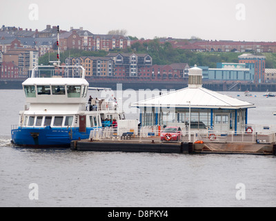 La borne des boucliers Ferry à South Shields transportant des passagers sur vols réguliers de l'autre côté de la rivière Tyne à North Shields Banque D'Images
