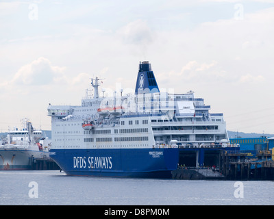 Ferry de la mer du Nord DFDS Seaways 'Princess' chargement des véhicules au Royal Quays Ferry Terminal North Shields Tyne UK Banque D'Images