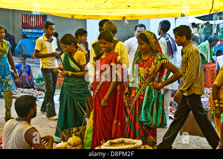 Les femmes à un marché en plein air dans le village de Moka, Madya Pradesh, Inde Banque D'Images