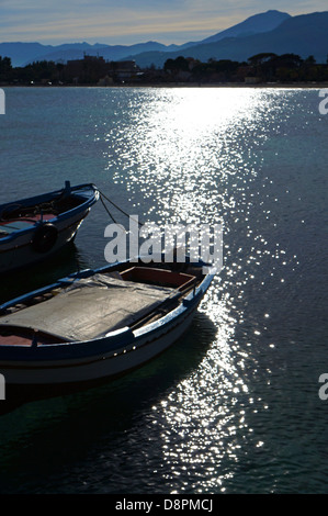 Bateaux de pêcheurs en rétro-éclairage Banque D'Images