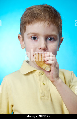 Petit garçon mange des pie Banque D'Images