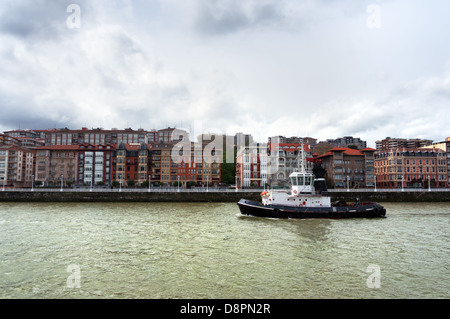 Tugboat entrant au port de Bilbao Bilbao village Banque D'Images