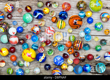 Marbres colorés sur le vieux bois Banque D'Images