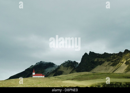 Église sur fond de montagnes, l'Islande Vik Banque D'Images