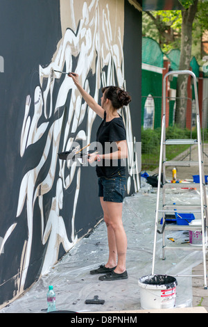 Moscou, Russie - 1 juin : Lucy Mclauchlan peint le mur sur Moscou Ahmad Tea Music Festival. Moscou, 1 juin, 2013 Banque D'Images