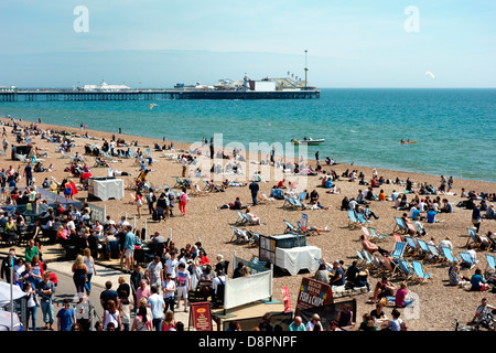 Brighton Beach bondée lors d'une journée ensoleillée Banque D'Images