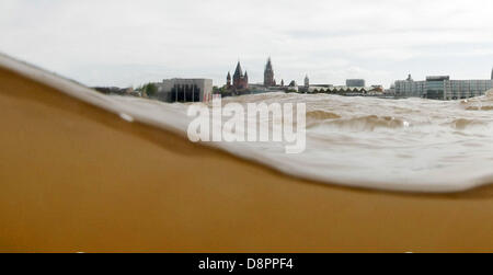 Wiesbaden, Allemagne. 3 juin 2013. La cathédrale est représenté sur l'autre côté du Rhin, à partir d'une caméra sous-marine à moitié immergés dans l'eau brune à Wiesbaden, Allemagne, 02 juin 2013. Photo : FREDRIK VON ERICHSEN/dpa/Alamy Live News Banque D'Images