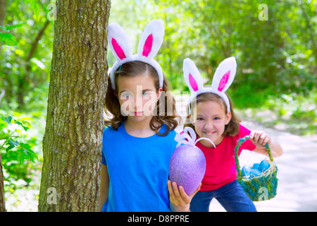 Les filles jouant sur Pâques forêt avec des dents de lapin expression outdoor Banque D'Images