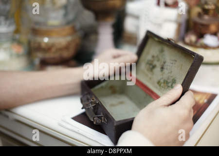 Des mains d'ouverture fort vintage vide Banque D'Images