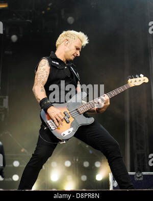 Green Day joue l'Emirates Stadium le 01/06/2013 à l'Emirates Stadium, Londres. Les personnes sur la photo : Mike Dirnt. Photo par Julie Edwards Banque D'Images