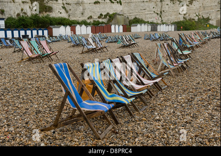 Journée d'été humide sur la bière dans le Devon plage avec transats inutilisés Banque D'Images
