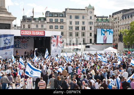 Londres, Royaume-Uni. 2 juin 2013. Des centaines de personnes prenant part au plus près de 'Israël' event à Trafalgar Square pour célébrer le 65e anniversaire d'Israël. Londres, Angleterre, RU, FR. Tovy Adina : Crédit/Alamy Live News Banque D'Images