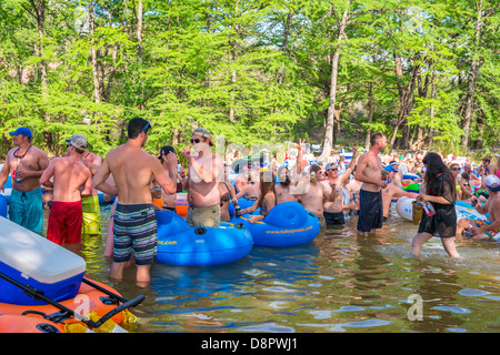 River Tubing de travail de week-end du Memorial Day 2013, Concan, Texas, États-Unis Banque D'Images