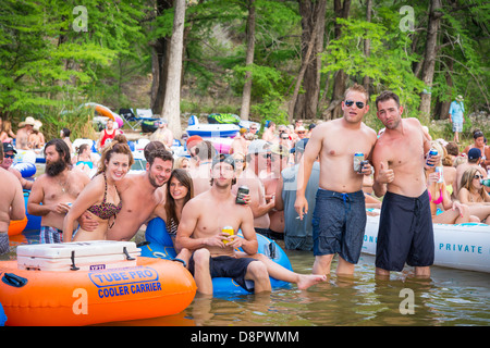 River Tubing de travail de week-end du Memorial Day 2013, Frio River, Concan, Texas, États-Unis Banque D'Images