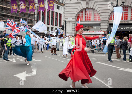 Londres, Royaume-Uni. 2 juin 2013. Londres, Royaume-Uni. 2 juin, 2013. Des centaines de personnes prenant part au plus près de 'Israël' event à Trafalgar Square pour célébrer le 65e anniversaire d'Israël. Londres, Angleterre, RU, FR. Tovy Adina : Crédit/Alamy Live News Banque D'Images