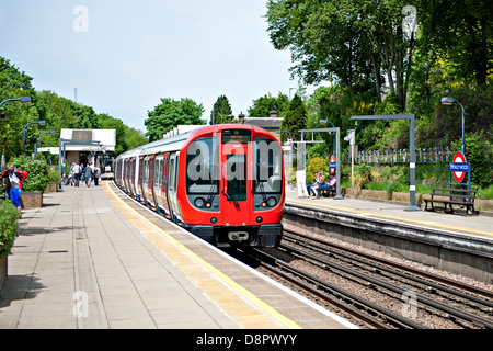 Métro de Londres formé de huit car S8 stock à Chorleywood Gare, Hertfordshire, Royaume-Uni Banque D'Images