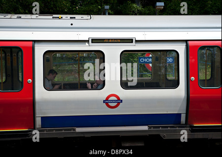 Vue rapprochée d'un métro de Londres formé de huit car S8 stock à Chorleywood Gare, Hertfordshire, Royaume-Uni Banque D'Images