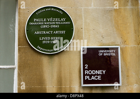 Une plaque à Rodney Place marque une maison habitée par l'artiste Paule Vezelay. Il est aujourd'hui utilisé par l'Université de Bristol. Banque D'Images