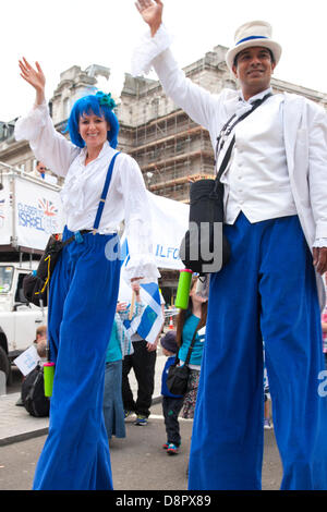 Londres, Royaume-Uni. 2 juin 2013. Londres, Royaume-Uni. 2 juin, 2013. Des centaines de personnes prenant part au plus près de 'Israël' event à Trafalgar Square pour célébrer le 65e anniversaire d'Israël. Londres, Angleterre, RU, FR. Tovy Adina : Crédit/Alamy Live News Banque D'Images