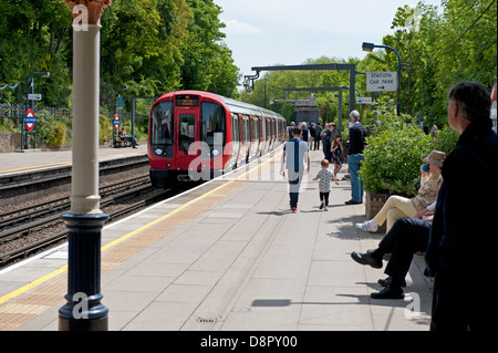 Métro de Londres formé de huit car S8 stock à Chorleywood Gare, Hertfordshire, Royaume-Uni Banque D'Images