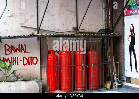 Des bouteilles de gaz à Manille, Philippines Banque D'Images