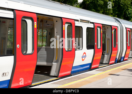 Métro de Londres formé de huit car S8 stock à Chorleywood Gare, Hertfordshire, Royaume-Uni Banque D'Images