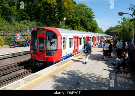 Métro de Londres formé de huit car S8 stock à Chorleywood Gare, Hertfordshire, Royaume-Uni Banque D'Images