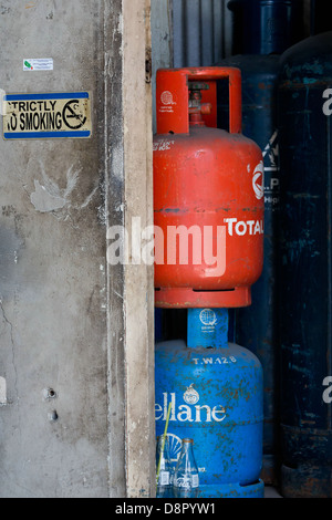 Des bouteilles de gaz dans la ville de Makati, à Manille, Philippines Banque D'Images