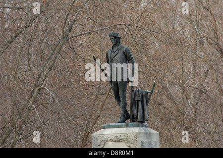 Par la statue Minuteman Concord River dans le parc historique national Minuteman Concord, MA. Photographie numérique Banque D'Images