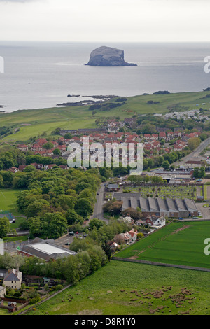 Bass Rock depuis le sommet de North Berwick Law montrant une partie de North Berwick Banque D'Images