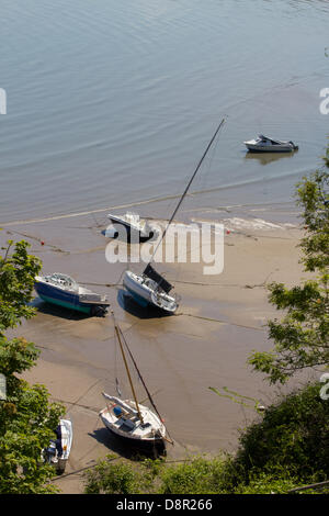 Côte Ceredigion, pays de Galles, Royaume-Uni, 3 juin 2013. Le beau temps incite les habitants et les visiteurs de profiter de la chaleur du soleil le long de la magnifique côte Ceredigion. Bateaux sur la plage de New Quay (Ice Newydd). Banque D'Images