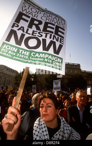 Mars & rassemblement contre bombardement de l'Afghanistan après les attaques terroristes sur les États-Unis le 11 septembre. 13 octobre 2001, Londres, Royaume-Uni. Banque D'Images