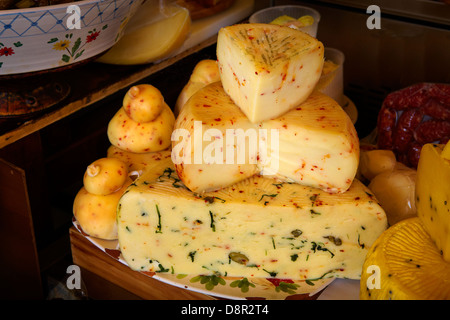Fromage - de nombreux types de fromages traditionnels siciliens, food market d'Ortigia, Syracuse, Sicile, Italie Banque D'Images