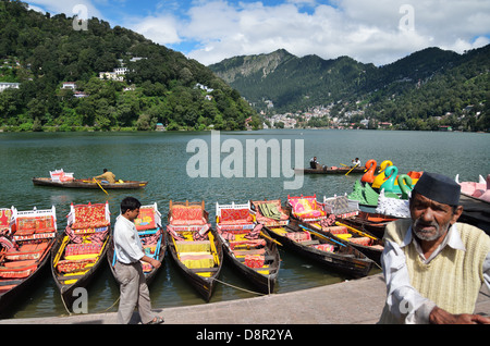 Les bateaux de plaisance sur le lac Naini, Nainital, Inde Banque D'Images