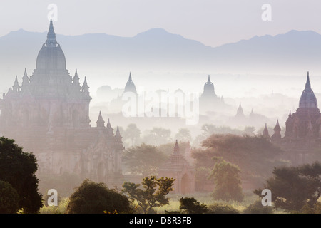 Certains des 4000 temples antiques sur la plaine de Bagan (ou païens) en Birmanie (ou Myanmar). Site du patrimoine mondial de l'UNESCO.. Banque D'Images