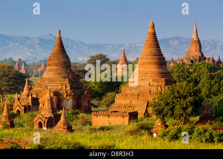 Certains des 4000 temples antiques sur la plaine de Bagan (ou païens) en Birmanie (ou Myanmar). Site du patrimoine mondial de l'UNESCO.. Banque D'Images