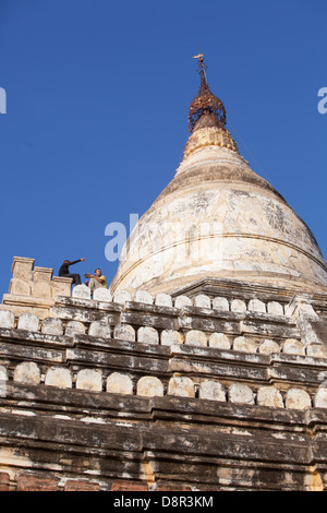 Certains des 4000 temples antiques sur la plaine de Bagan (ou païens) en Birmanie (ou Myanmar). Site du patrimoine mondial de l'UNESCO.. Banque D'Images