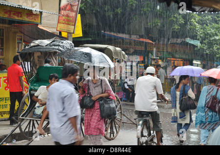 Les gens de marcher sous la pluie, College Street, Kolkata, Inde Banque D'Images