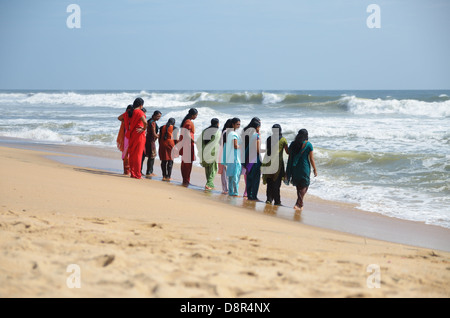 Les jeunes femmes à la plage, Varkala, Kerala, Inde Banque D'Images