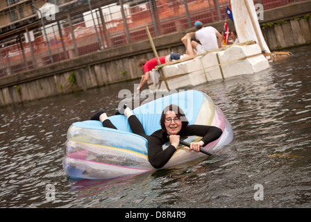 4e Conférence annuelle de Regents Canal Raft Race, Bow, Londres, Grande-Bretagne - 25 Sep 2011 les artistes de l'Est 'race' le long d'un court tronçon de la Rege Banque D'Images