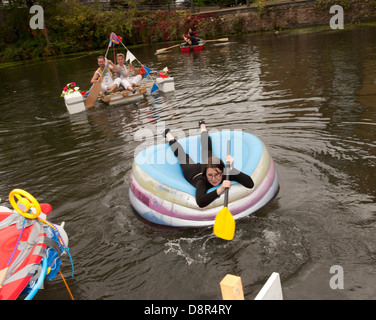 4e Conférence annuelle de Regents Canal Raft Race, Bow, Londres, Grande-Bretagne - 25 Sep 2011 les artistes de l'Est 'race' le long d'un court tronçon de la Rege Banque D'Images