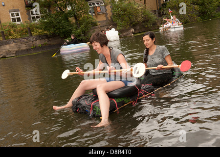 4e Conférence annuelle de Regents Canal Raft Race, Bow, Londres, Grande-Bretagne - 25 Sep 2011 les artistes de l'Est 'race' le long d'un court tronçon de la Rege Banque D'Images