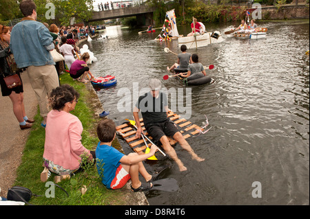 4e Conférence annuelle de Regents Canal Raft Race, Bow, Londres, Grande-Bretagne - 25 Sep 2011 les artistes de l'Est 'race' le long d'un court tronçon de la Rege Banque D'Images