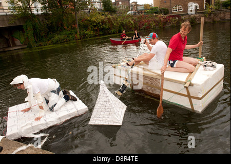 4e Conférence annuelle de Regents Canal Raft Race, Bow, Londres, Grande-Bretagne - 25 Sep 2011 les artistes de l'Est 'race' le long d'un court tronçon de la Rege Banque D'Images