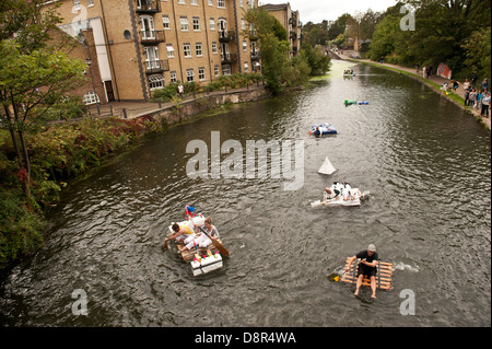 4e Conférence annuelle de Regents Canal Raft Race, Bow, Londres, Grande-Bretagne - 25 Sep 2011 les artistes de l'Est 'race' le long d'un court tronçon de la Rege Banque D'Images